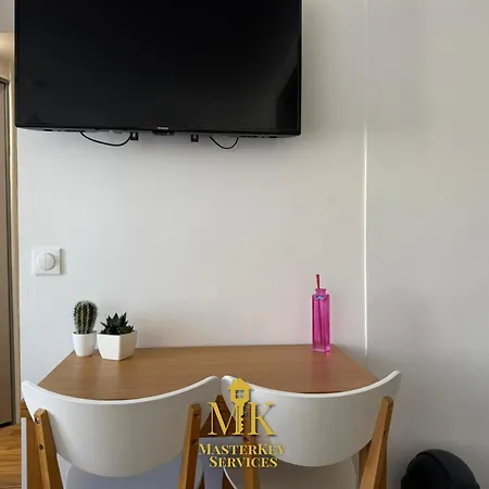 L'escale A Deux Pas De La Gare & Netflix, Daire *